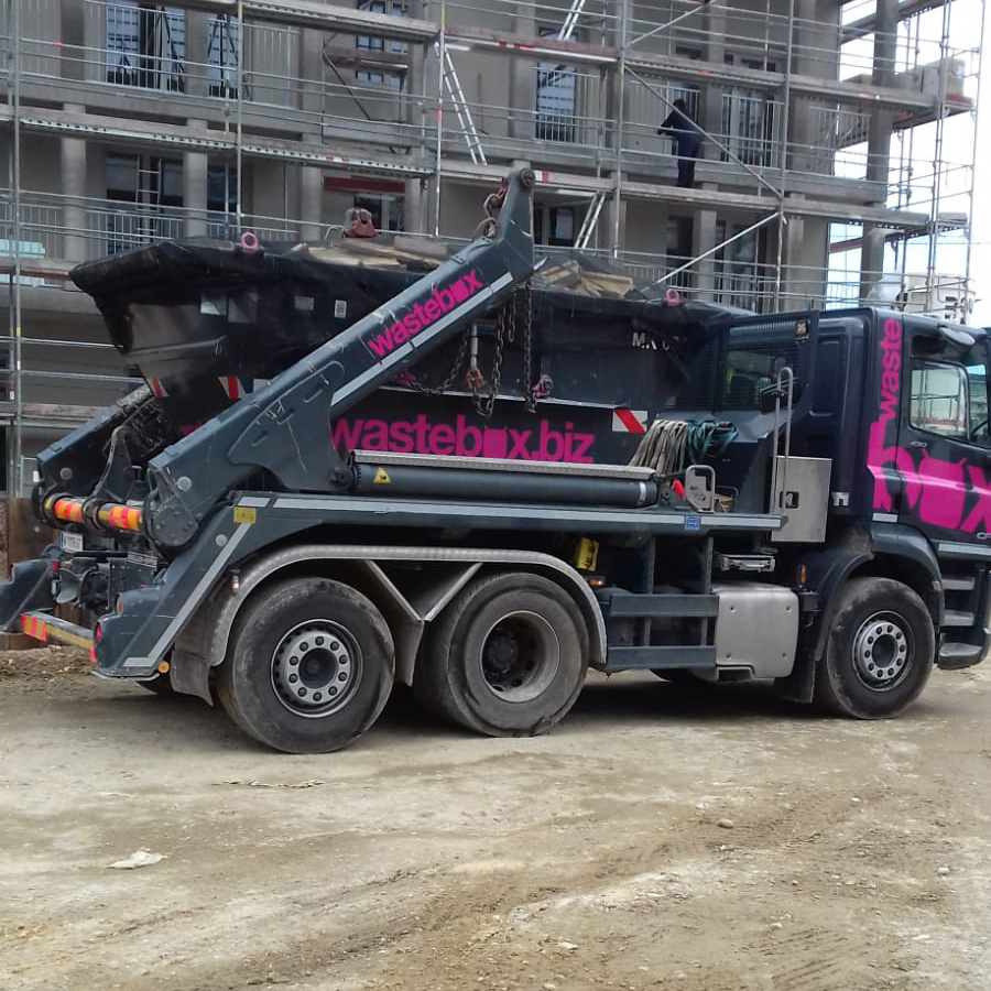 Der erste LKW im wastebox Design in den Farben Schwarz und Pink auf einer Baustelle