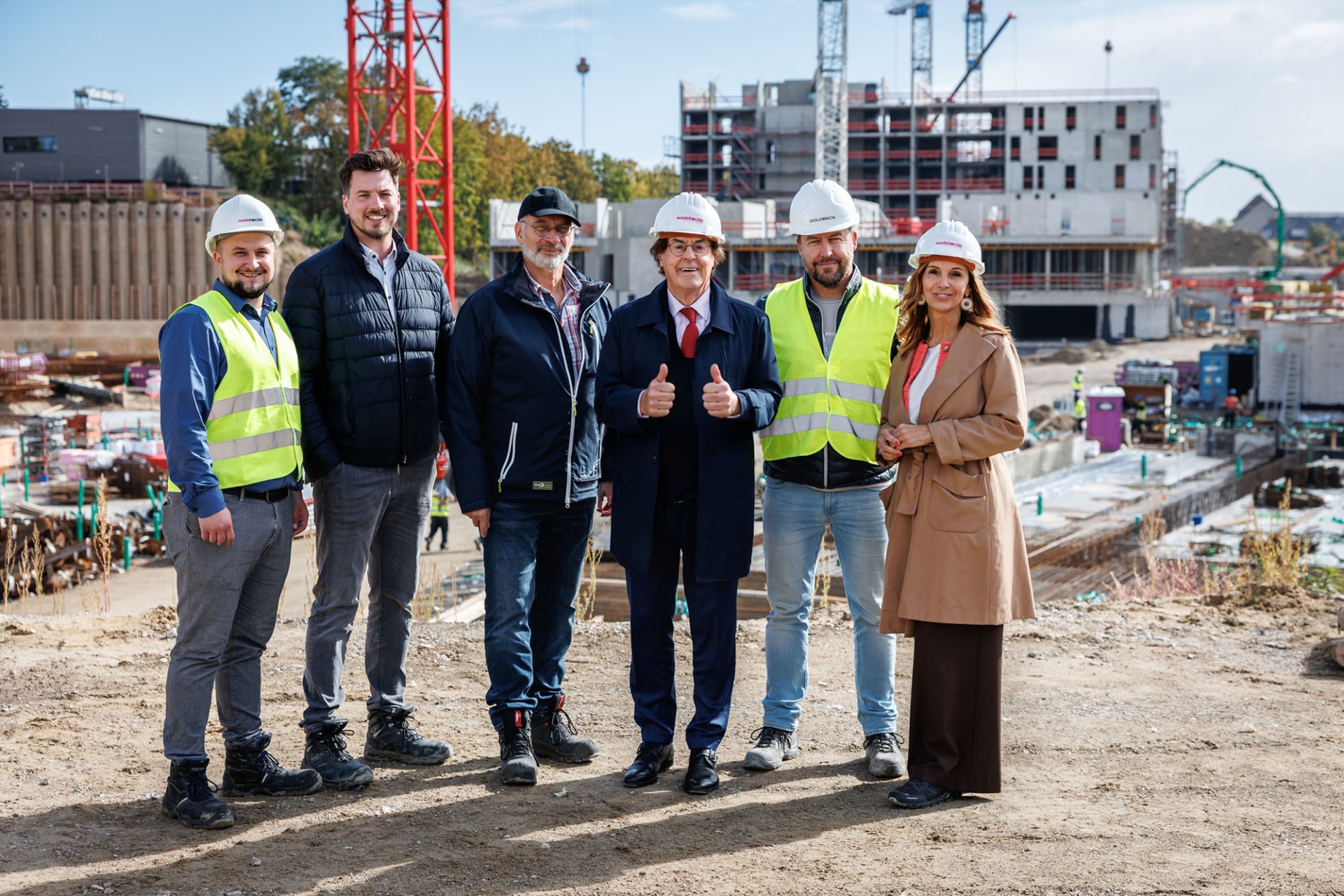 Vertreter von Wastebox, Saubermacher, GOLDBECK und dem Entsorgungspartner Torsten Lackert auf der Baustelle Marienhöfe in Berlin, wo Wastebox die Baustellenentsorgung digital steuert. © Frank Sperling